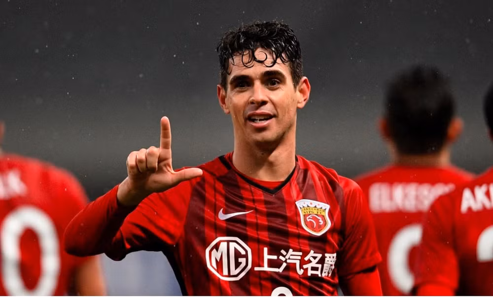 8. Oscar dos Santos Emboaba Júnior: Ở thời kỳ đỉnh cao, Oscar từng gây sốc khi rời bỏ Chelsea để gia nhập Shanghai SIPG năm 2017 với mức đãi ngộ 500.000 bảng/tuần. Bất chấp lời lẽ từ dư luận, ngôi sao người Brasil tuyên bố: “Tôi có những lời đề nghị rất tốt ở Châu Âu. Nhưng tôi nghĩ nhiều hơn một chút đến gia đình của mình. Tôi đến đây vì nguồn thu nhập, nhưng tôi có thể trở lại châu Âu một ngày nào đó