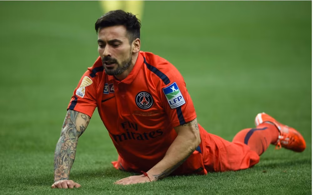 10. Ezequiel Lavezzi: Đã có lúc Ezequiel Lavezzi và Edinson Cavani khuynh đảo Serie A và sau đó là Ligue 1. Năm 2016, Lavezzi chia tay PSG để gia nhập Hebei China Fortune. Mức lương 798.000 bảng mỗi tuần đủ khiến Lavezzi lung lay. Năm 2019, chân sút này giải nghệ sau khi ghi 35 bàn trong 74 lần ra sân ở Trung Quốc. Ảnh: bolasport
