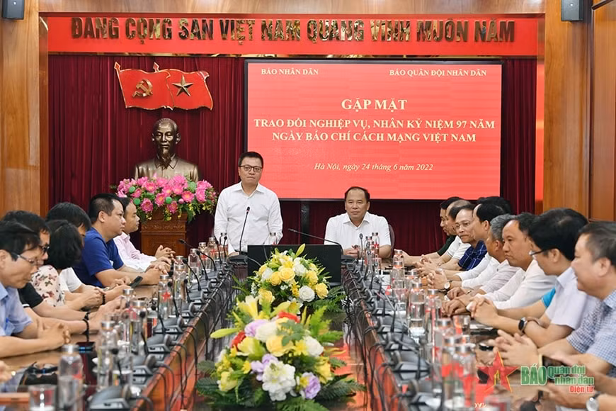 Đồng chí Tổng biên tập báo Nhân dân Lê Quốc Minh chia sẻ về quá trình chuyển đổi số của Báo Nhân Dân. Ảnh: Việt Trung