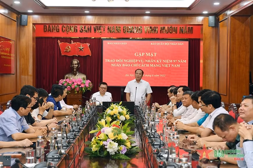 Thiếu tướng Đoàn Xuân Bộ, Tổng biên tập Báo Quân đội nhân dân phát biểu tại hội nghị. Ảnh: Việt Trung 