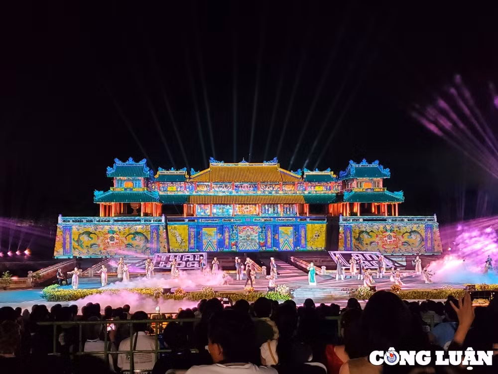 Tiết mục văn nghệ khai màn.