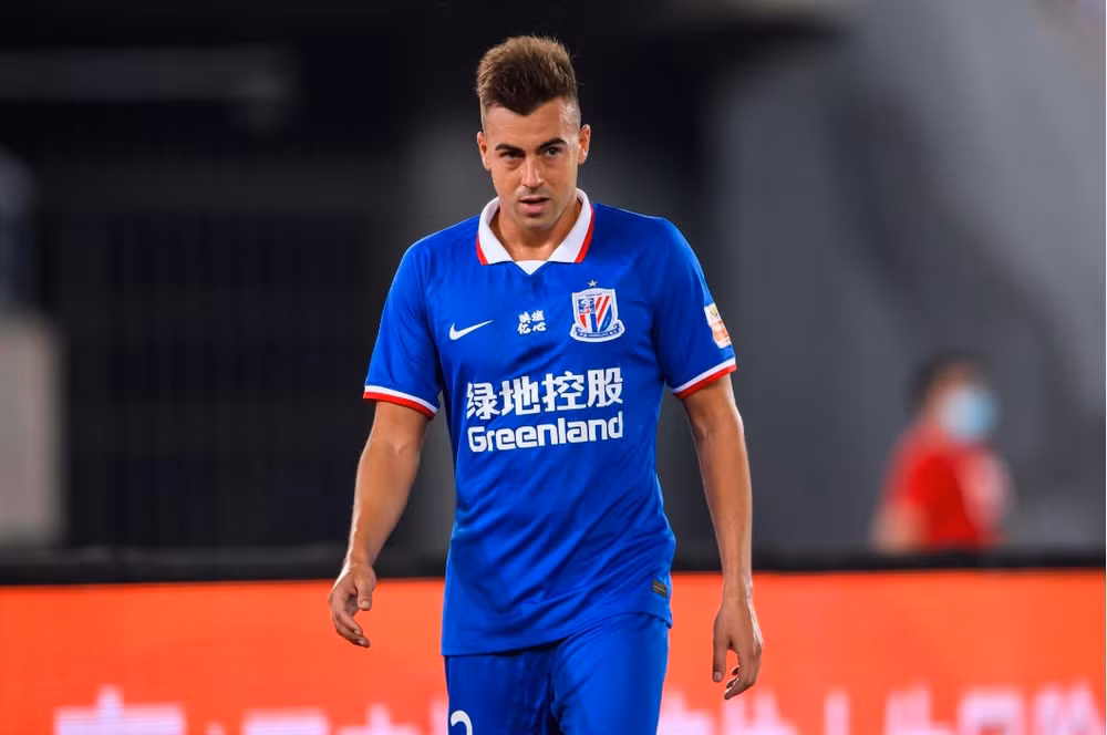 4. Stephan El-Shaarawy: Chân sút người Italia Stephan El-Shaarawy nổi lên ở AC Milan, ai cũng nghĩ cầu thủ 30 tuổi này sẽ sớm trở thành ngôi sao hàng đầu của bóng đá châu Âu. Song, chấn thương ngăn đà phát triển của El-Shaarawy. Vào năm 2019, câu lạc bộ Shanghai Shenhua trao mức đãi ngộ 247.000 bảng/tuần để thuyết phục Stephan El-Shaarawy sang Trung Quốc chơi. Và cầu thủ sinh năm 1992 chỉ có 19 lần ra sân trong 2 mùa giải trước khi trở lại AS Roma. Ảnh: timesofmalta