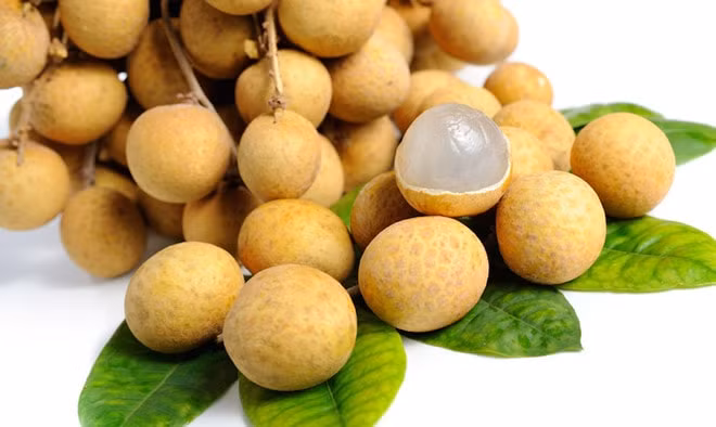 Nhãn: Nhãn là một loại quả ăn rất ngon, có mùi thơm, vị ngọt. Tuy nhiên, đây lại cũng là một loại quả mẹ bầu không nên ăn trong quá trình mang thai. Bởi bà bầu khi ăn nhãn lúc này chẳng những không có tác dụng bồi bổ, ngược lại còn làm tăng nóng trong, động huyết động thai, ra huyết đau bụng, đau tức bụng dưới, thậm chí tổn thương thai khí, dẫn tới sảy thai, đặc biệt là phụ nữ có thai thời kỳ đầu đến 7 - 8 tháng, càng phải kiêng ăn nhãn. Vì vậy, thai phụ chỉ nên ăn nhãn sau khi sinh con.