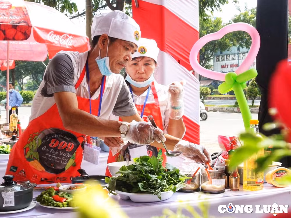 Chia sẻ với phóng viên, vợ chồng chị Lê Thị Thúy (44 tuổi) và anh Trần Tuấn Dũng (47 tuổi) cho biết, vì bận rộn với công việc, cuộc sống hằng ngày, đây là một trong những lần hiếm hoi mà hai vợ chồng có cơ hội nấu ăn chung.