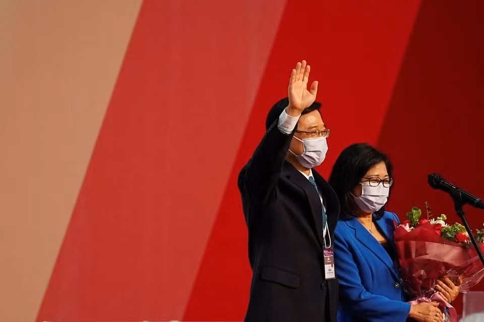 John Lee cùng vợ Janet Lam Lai-sim sau khi được bầu làm Trưởng Đặc khu hành chính Hồng Kông vào ngày 8 tháng 5 năm 2022. Ảnh: Reuters