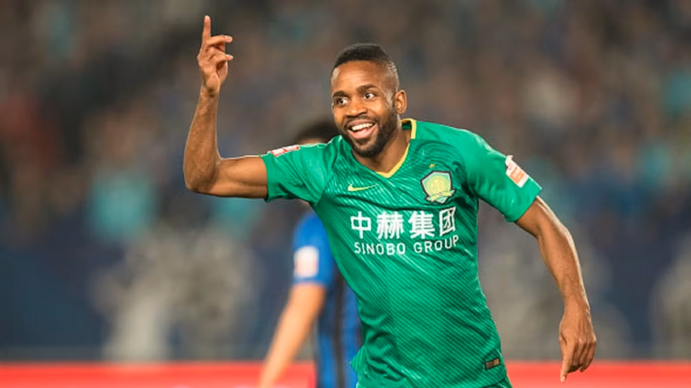 7. Cedric Bakambu: Cầu thủ chuyên nghiệp người Pháp từng là ngôi sao sáng của La Liga khi giúp Villarreal vào bán kết Europa League năm 2016. Hai năm sau, Beijing Guoan biến anh trở thành cầu thủ châu Phi đắt giá nhất lịch sử, anh kiếm được 341.000 bảng/tuần tại Trung Quốc. Bakambu chơi 87 trận, ghi 58 bàn trong thời gian thi đấu tại Trung Quốc. Cầu thủ 31 tuổi sau đó trở lại châu Âu vào tháng 1/2022 khi khoác áo Marseille. Ảnh: football365