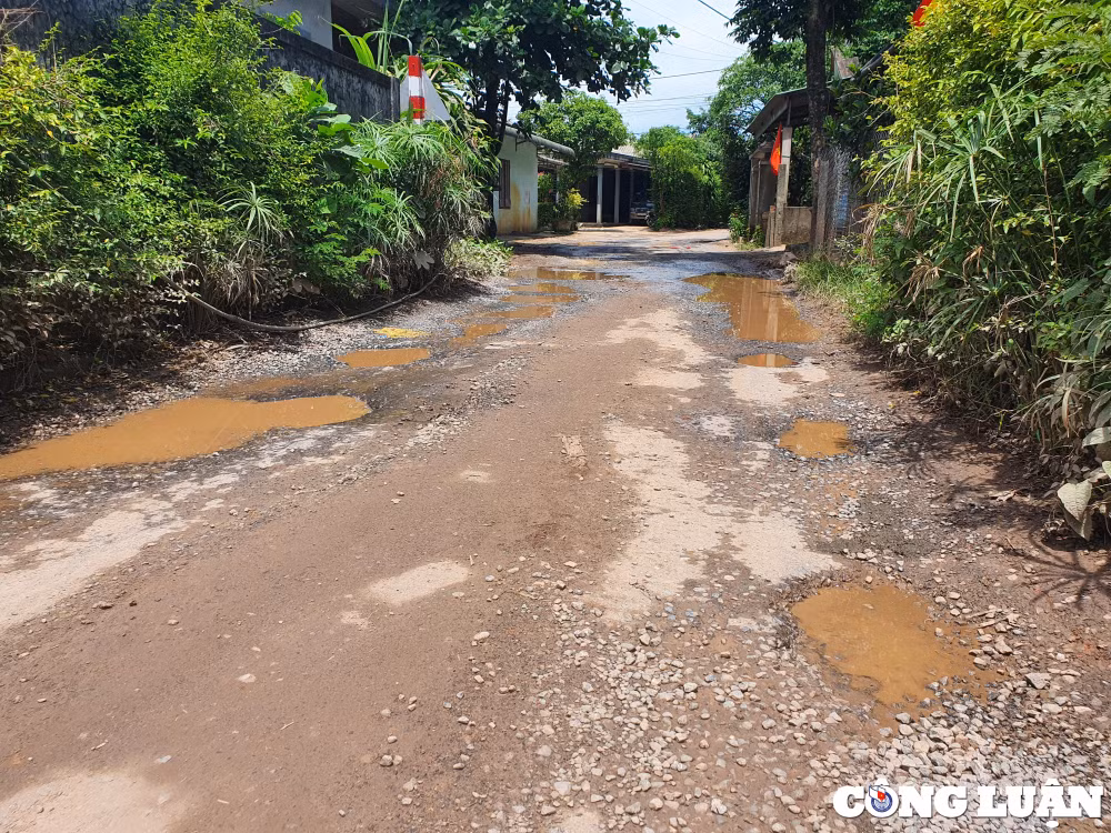 Đường dân sinh bị xe chở đất từ mỏ của Ngô Hùng cày nát (Ảnh: Cái Văn Long).