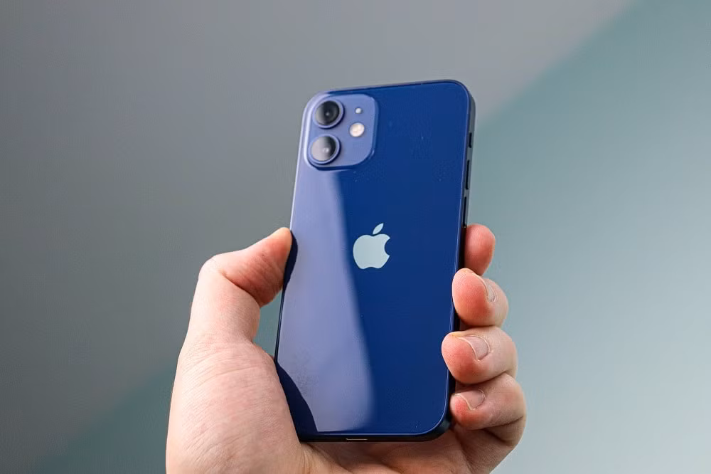 iPhone 12 mini: iPhone 12 mini nhìn chung là một chiếc điện thoại tốt. Nhanh, gọn, và tương đối dễ tiếp cận ở mức giá 599 USD. Tuy nhiên, thời lượng pin là điểm yếu chí mạng của nó. Nếu sử dụng nhiều, bạn sẽ phải chuẩn bị tâm lý sạc máy vài lần một ngày.