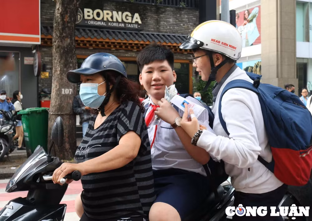 Bên cạnh đó, không ít trường hợp đi nhầm điểm thi, phải nhờ cán bộ nhà trường hỗ trợ đến đúng chỗ.