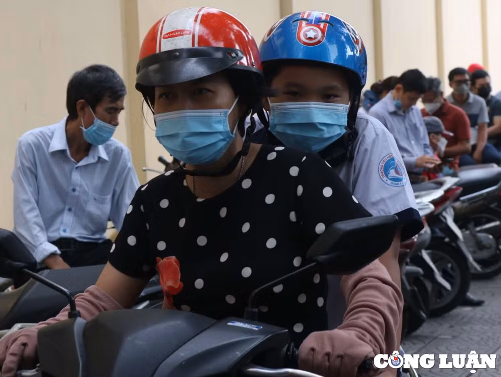 Theo đó, điều kiện dự tuyển là học sinh đã hoàn thành chương trình tiểu học tại TP. HCM; có điểm bài kiểm tra định kỳ cuối năm học lớp 5 của môn tiếng Việt và Toán đạt từ 9 trở lên; tuổi của học sinh vào lớp 6 là 11 tuổi (theo giấy khai sinh hợp lệ).