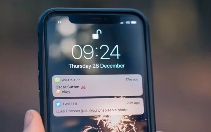 Cử chỉ lộn xộn: Để truy cập vào Trung tâm thông báo (Notification Center) của iPhone, người dùng phải làm quen với 2 thao tác khác nhau. Trên màn hình khóa là vuốt lên từ giữa màn hình, trong khi máy đã mở khóa thì vuốt xuống từ góc trên bên trái.