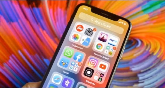 Thư viện ứng dụng: Thư viện ứng dụng (App Library) là một trong những tính năng đáng chú ý, được Apple bổ sung trong thời gian gần đây. Các app sẽ tự động nhóm theo thư mục, những app có tần suất sử dụng thường xuyên được hiển thị ra bên ngoài. Tuy nhiên, vấn đề lớn đối với App Library của iOS là hầu như không thể tùy chỉnh. Người dùng không thể sắp xếp lại thư mục theo ý muốn, không thể xóa, đổi tên.