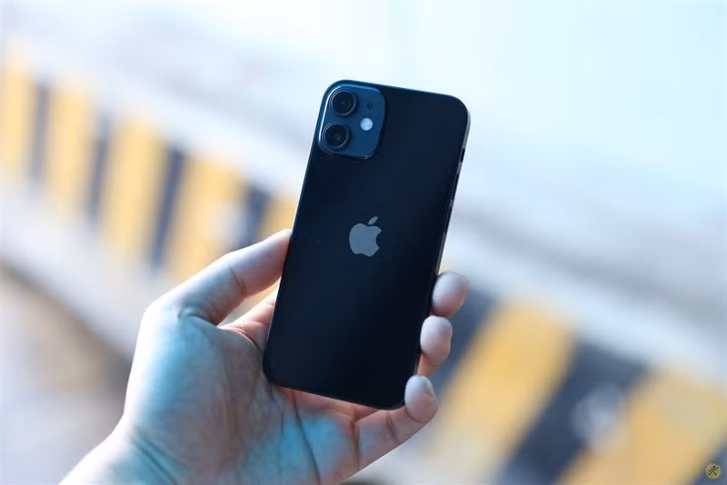 Trong khi đó, iPhone 13 mini có thời lượng pin tốt hơn hẳn. Do đó, nếu bạn muốn một chiếc smartphone gọn nhẹ, và sẵn sàng bỏ thêm 100 USD, hãy chọn iPhone 13 mini. Ngoài ra, bạn có thể cân nhắc iPhone 12 nếu ngân sách dồi dào hơn nữa (đổi lại, iPhone 12 sẽ có màn hình lớn hơn). Nếu ngân sách có hạn, iPhone 11 với giá khởi điểm từ 499 USD cùng thời lượng pin xuất sắc là lựa chọn hoàn hảo.