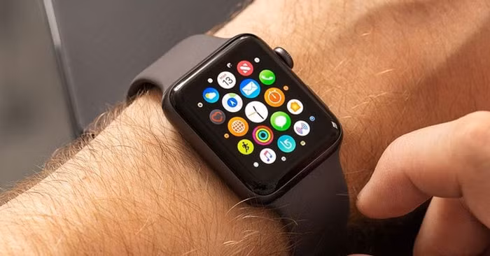 Nếu muốn trải nghiệm một chiếc smartwatch giá tương đối tốt, có thể hoạt động mượt với iPhone, hãy thử Apple Watch SE với giá chỉ cao hơn 70 USD so với Series 3.