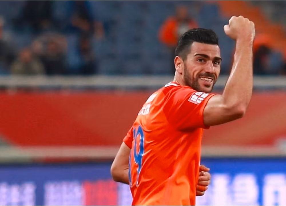 5. Graziano Pelle: Cầu thủ sinh 1985 người Italia cho thấy anh là một tiền đạo chất lượng ở thời điểm giúp Southampton của HLV Ronald Koeman thăng hoa mùa giải 2014/15 tại Ngoại hạng Anh. Tiền đạo 37 tuổi chuyển sang khoác áo Shandong Luneng năm 2016 với mức lương 263.000 bảng/tuần. Ảnh: bolasport