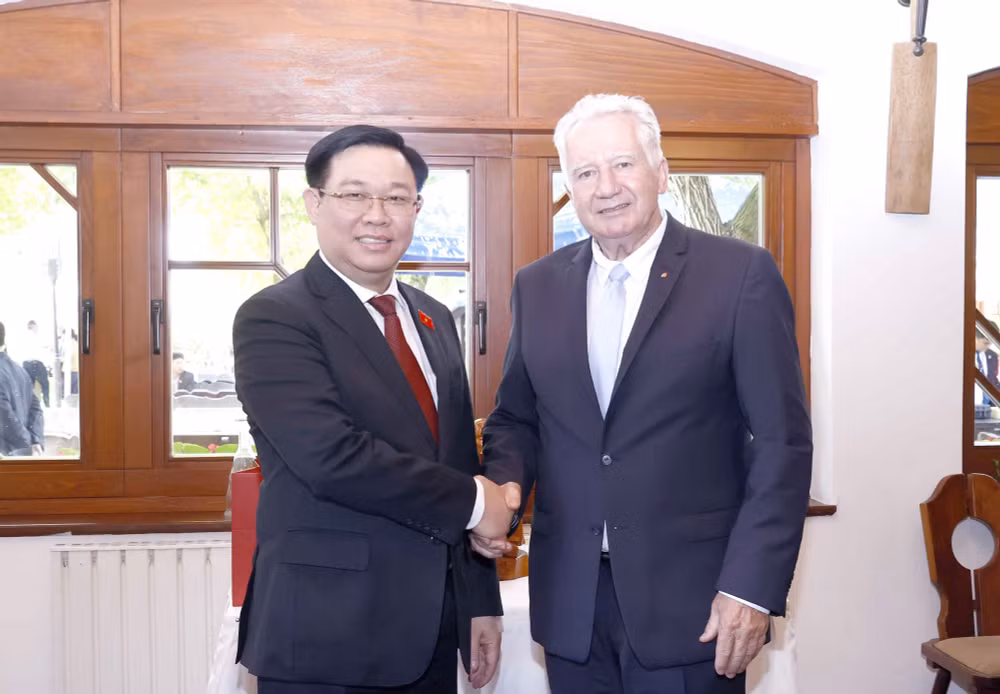 Chủ tịch Quốc hội Vương Đình Huệ và Phó Chủ tịch Quốc hội Hungary Istvan Jakab.