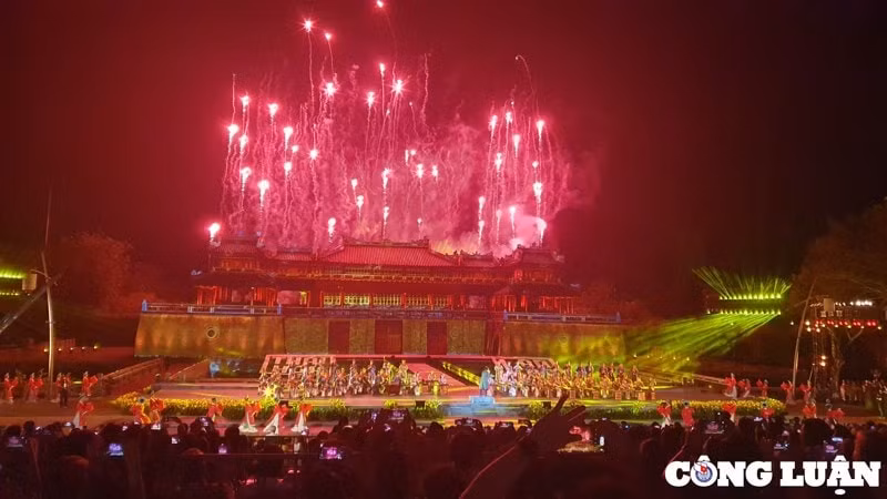 Màn pháo hoa rực rỡ trong đêm khai mạc Festival Huế 2022