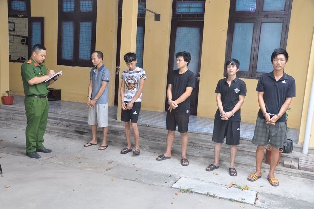 5 bị can trong đường dây ma tuý. (Ảnh: CA Hải Dương).