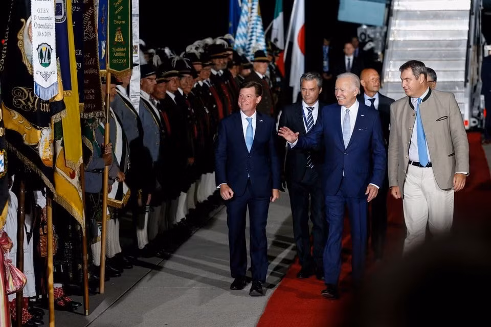 Tổng thống Mỹ Joe Biden được Thủ hiến bang Bavaria Markus Soeder chào đón tại sân bay Franz-Josef-Strauss ở Munich vào ngày 25/6/2022 trước thềm Hội nghị Thượng đỉnh G7. Ảnh: Reuters