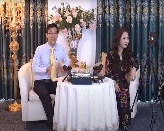 Ông Đặng Anh Quân trong một buổi livestream của bà Nguyễn Phương Hằng.