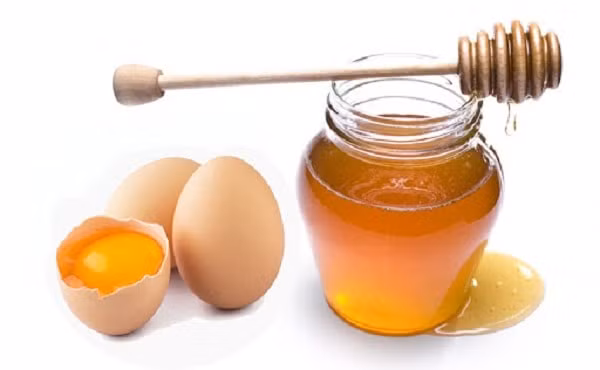 2. Mặt nạ mật ong và lòng trắng trứng giúp tẩy tế bào chết trên da và trị mụn đầu đen: Đập một quả trứng vào chén nhỏ và tách lòng trắng khỏi lòng đỏ trứng. Thêm một thìa mật ong vào lòng trắng trứng và đánh bông. Dùng cọ thoa trực tiếp hỗn hợp lên mặt. Chờ cho đến khi nó khô tự nhiên hoàn toàn. Lột lớp mặt nạ theo hướng từ dưới lên nhẹ nhàng để lấy mụn đầu đen hiệu quả. Rửa sạch bằng nước ấm và lặp lại phương pháp này 2 lần mỗi tuần.&nbsp;