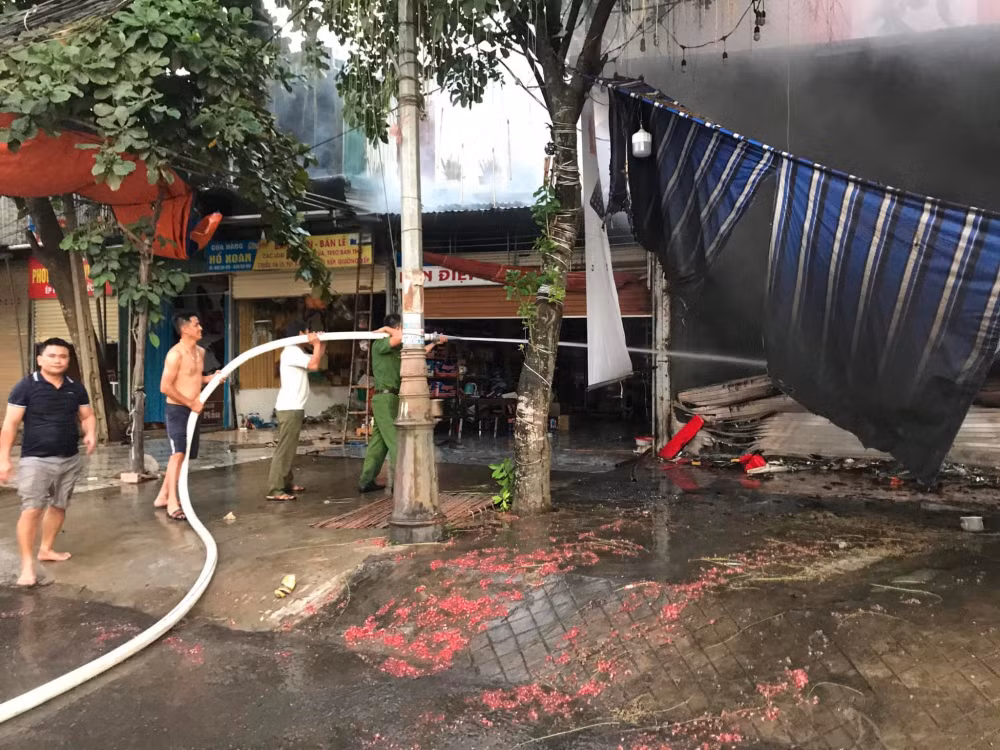 Công an và người dân tích cực chữa cháy
