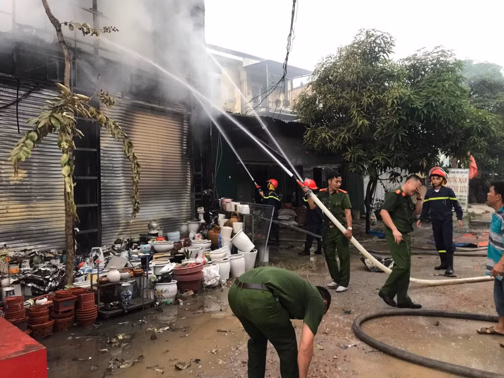 Lực lượng chức năng đang giúp hộ dân bị cháy khắc phục hậu quả.