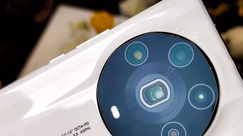 Honor Magic4 Ultimate (146 điểm): Smartphone ra mắt hồi tháng 2 của Honor được trang bị cụm camera bốn ống kính, với cảm biến chính 50 megapixel, góc siêu rộng 64 megapixel, tele 64 megapixel và quang phổ 50 megapixel.