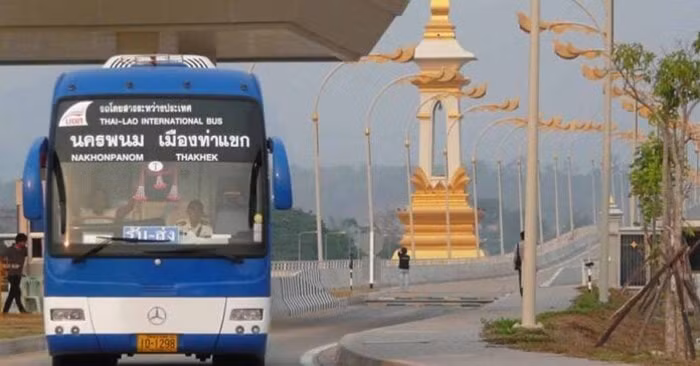 Thái Lan đang thảo luận với Lào và Việt Nam về việc mở các tuyến xe buýt mới kết nối các điểm đến nổi tiếng của 3 nước để thúc đẩy du lịch. Trong ảnh: Tuyến xe buýt có lộ trình đi từ tỉnh Nakhon Phanom, Thái Lan đến thị xã Thakhek, tỉnh Khammuan, Lào. Ảnh: Laotian Times