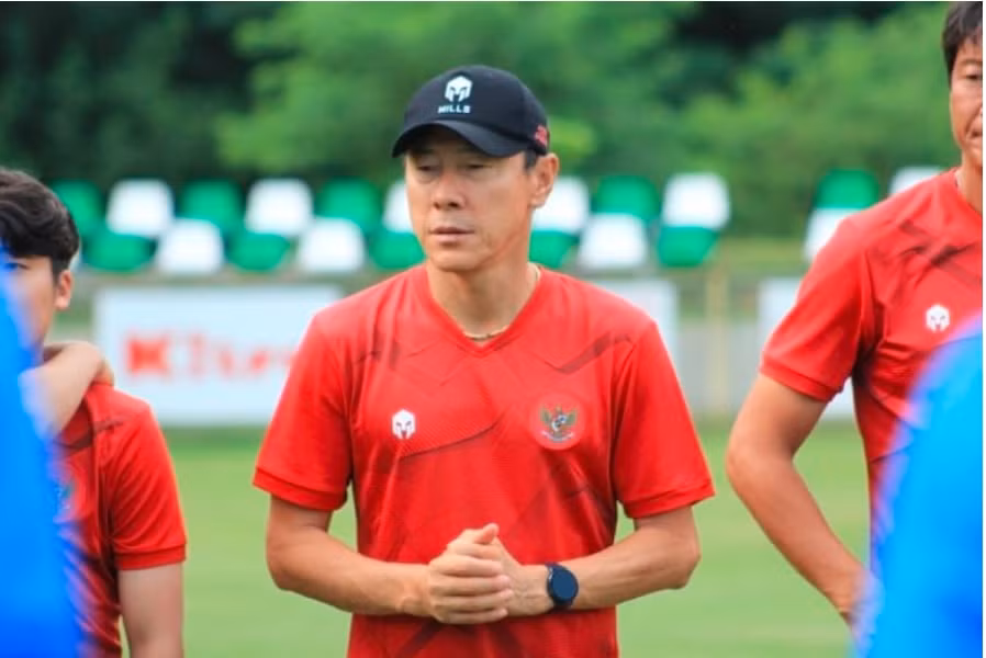 HLV Shin Tae-yong chỉ đạo các cầu thủ U19 Indonesia tập luyện. Ảnh: PSSI
