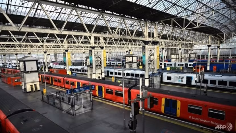 Các sân ga và xe lửa trống rỗng tại ga Waterloo trong những ngày đình công đường sắt tại Anh. Ảnh: AFP