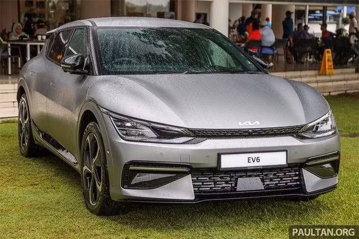 Về kích thước tổng thể, Kia EV6 GT-Line AWD dài 4.695mm, rộng 1.890mm, cao 1.550mm và chiều dài cơ sở đạt 2.900mm. Bên cạnh đó, cấu trúc E-GMP của xe được sử dụng chung với chiếc Hyundai Ioniq 5. Điều này cho phép xe sạc ở nhiều nguồn điện khác nhau bao gồm cả nguồn điện 400V hay DC 800V mà không cần phải có thêm bộ chuyển đổi.
