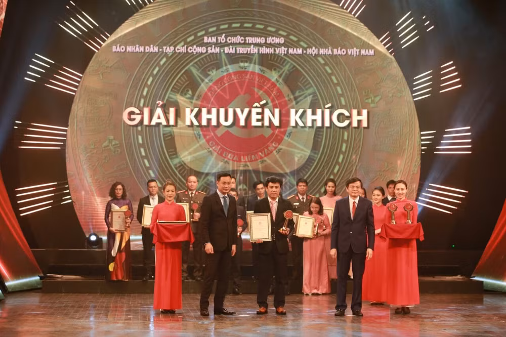 Nhà báo Đồng Viết Thắng: Muốn bác bỏ những luận điệu xuyên tạc, “nói phải củ cải cũng nghe”, người làm báo phải đọc nhiều, rất nhiều. Không đọc, không nghiên cứu, không đối chiếu, không kiểm chứng thông tin, dứt khoát không thể bác bỏ được họ. 