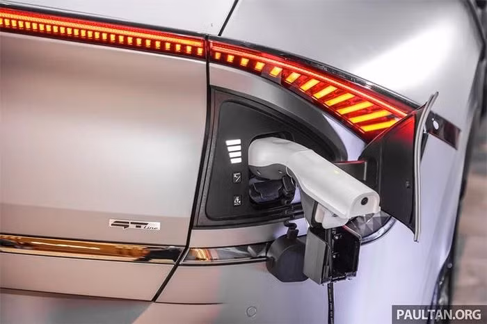 Việc sạc cho xe có sự khác biệt ở những nguồn điện khác nhau. Theo đó, Kia EV6 GT-Line AWD mất 18 phút để sạc pin 10-80% nếu dùng nguồn DC 350kW một chiều, chuẩn sạc CCS2. Với nguồn điện DC 50kW một chiều, thời gian để sạc 10-80% pin là 73 phút. Nếu sử dụng nguồn điện AC 11kW 240V xoay chiều và chuẩn sạc Type 2, xe mất 7 giờ 20 phút để sạc đầy pin từ mức 10%. Như vậy để sạc đầy pin cho xe bằng nguồn thông thường tại nhà thì mất 33 tiếng. Trong khi đó quãng đường đi được tối đa là 506km/một lần sạc.