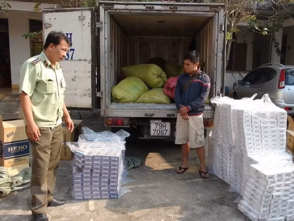 Đội Đặc nhiệm chống xuất lậu xăng dầu và buôn lậu trên biên giới tỉnh Bình Phước đã bắt giữ thuốc lá nhập lậu. Ảnh: Đậu Tất Thành/TTXVN