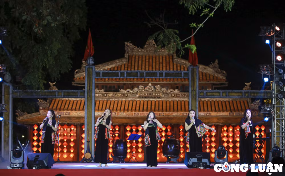 Trong tối 27/6, chương trình biểu diễn văn nghệ tại sân khấu nằm trên đường 23/8 đã gây được ấn tượng mạnh cho du khách, với nhiều nét đặc trưng độc đáo.