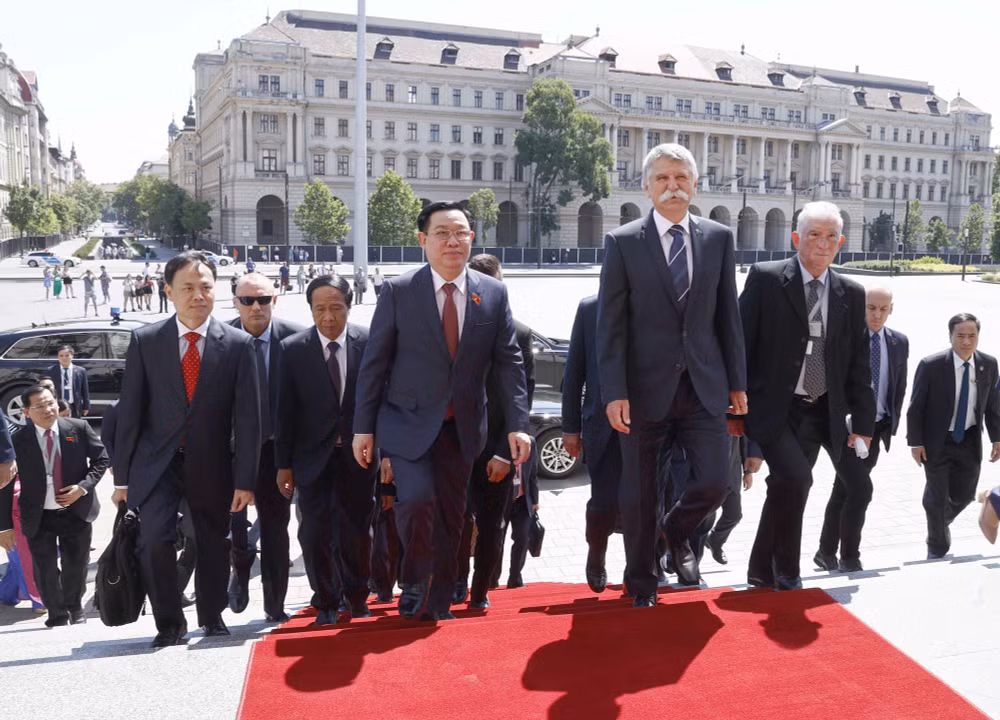 Chủ tịch Quốc hội Hungary László Kövér chủ trì Lễ đón chính thức Chủ tịch Quốc hội Vương Đình Huệ tại Nhà Quốc hội Hungary, Thủ đô Budapest.