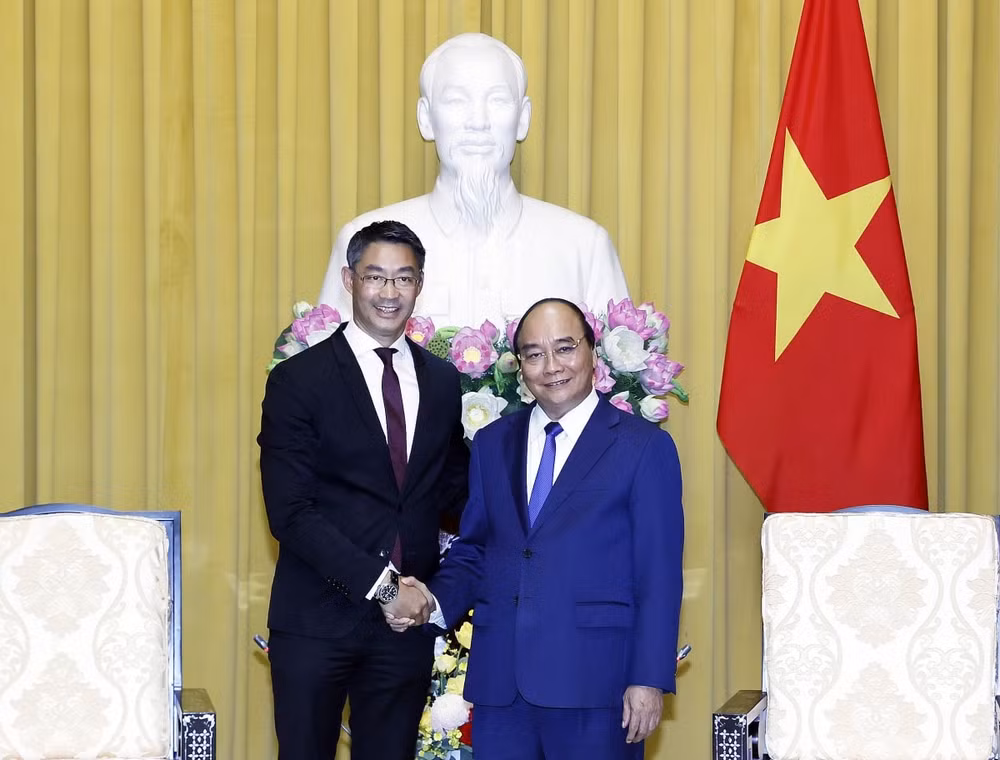Chủ tịch nước Nguyễn Xuân Phúc tiếp ông Philipp Rosler, Lãnh sự danh dự Việt Nam tại Thụy Sĩ, chiều 28/6. 
