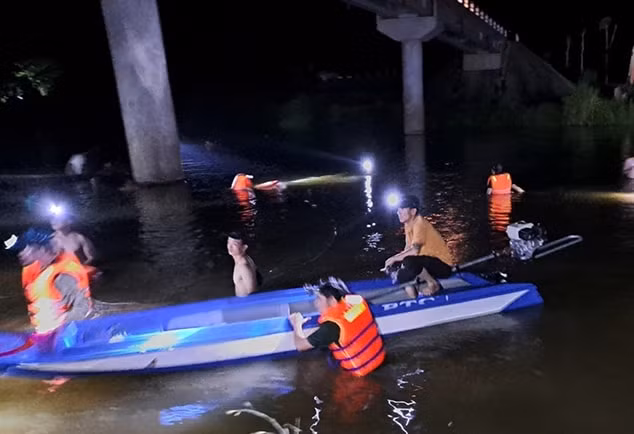 Các lực lượng chức năng nỗ lực tìm kiếm các nạn nhân bị đuối nước