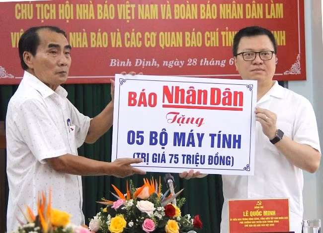 Thông qua Hội Nhà báo tỉnh, Báo Nhân Dân tặng 5 bộ máy tính cho Đài Truyền thanh xã Nhơn Châu (TP Quy Nhơn) và Trung tâm Văn hóa - Thông tin - Thể thao huyện Vân Canh. Ảnh: N.M