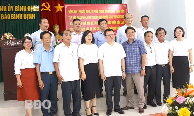 Đồng chí Lê Quốc Minh, Ủy viên Trung ương Đảng, Tổng Biên tập Báo Nhân Dân, Phó Trưởng Ban Tuyên giáo Trung ương, Chủ tịch Hội Nhà báo Việt Nam chụp ảnh lưu niệm cùng cán bộ Hội Nhà báo tỉnh, lãnh đạo, đại diện các cơ quan báo chí trong tỉnh. Ảnh: N.M.