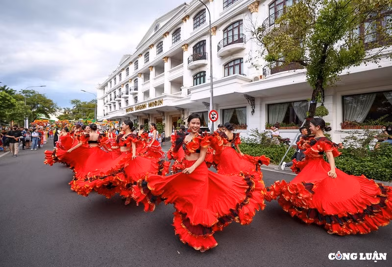Lễ hội đường phố “Sắc màu văn hóa” là một trong những điểm nhấn đáng chú ý tại Festival Huế 2022