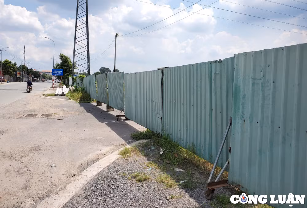 Xung quanh các lối vào dự án được rào chắn hàng rào tôn và lưới sắt. Tại quyết định gia hạn 24 tháng nêu trên, UBND tỉnh yêu cầu nếu hết thời hạn gia hạn (sau ngày 25/10/2021) mà Công ty Đông Bình Dương vẫn chưa đưa đất tại dự án vào sử dụng thì Sở Tài nguyên - Môi trường phải tham mưu UBND tỉnh thu hồi đất theo quy định. Tuy nhiên, Sở Tài nguyên - Môi trường cho rằng lý do khiến Công ty Đông Bình Dương bị quá thời hạn là thuộc trường hợp 