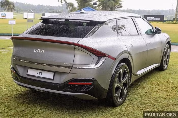 Mẫu Kia EV6 GT-Line Long Range AWD sở hữu bộ pin 77,4 kWh làm mát bằng dung dịch và là sự kết hợp của hai mô-tơ điện, trong đó mô-tơ trên trục trước mạnh 99 mã lực, 350Nm và mô-tơ trên trục sau mạnh 221 mã lực, 255Nm. Kia cho biết chiếc xe này có thể tăng tốc 0-100km/h trong 5,2 giây, tốc độ tối đa 183km/h.