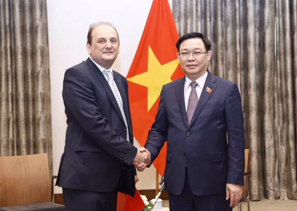 Chủ tịch Quốc hội Vương Đình Huệ và Lãnh đạo Tập đoàn Egis.