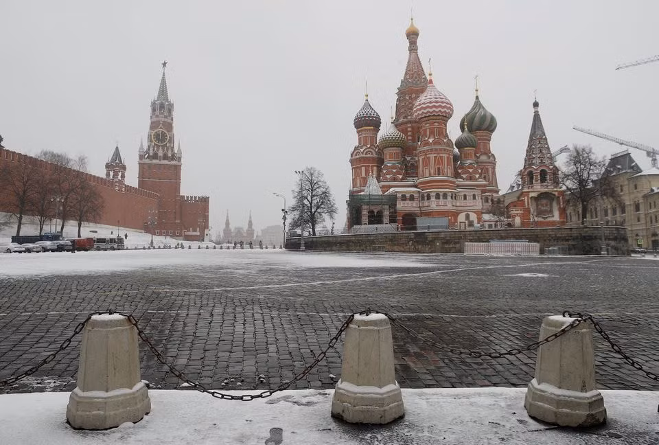 Đồng hồ trên tháp Spasskaya bên cạnh Điện Kremlin ở Moscow và Nhà thờ St. Basil, ngày 31 tháng 3 năm 2020. Ảnh: Reuters.