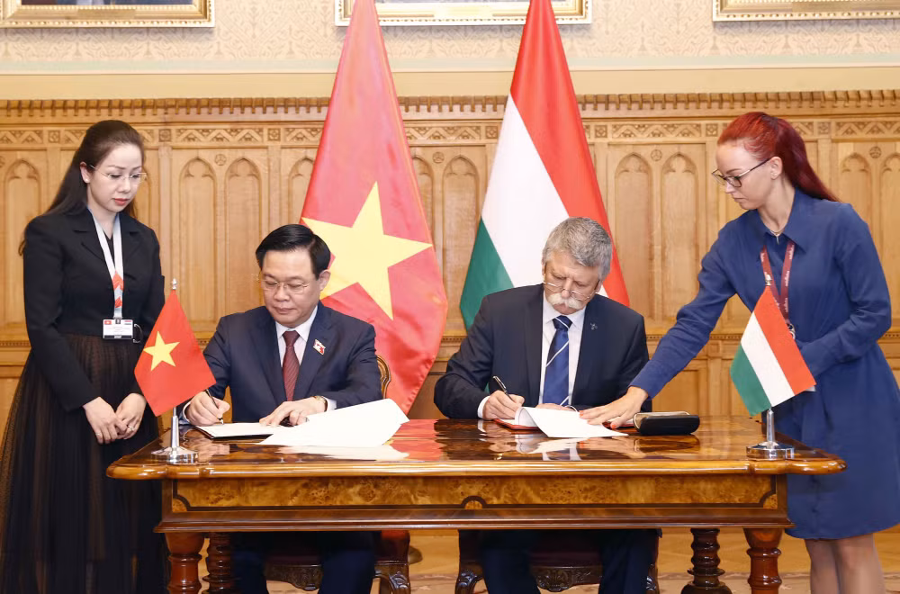 Chủ tịch Quốc hội Vương Đình Huệ và Chủ tịch Quốc hội Hungary László Kövér ký Thoả thuận hợp tác mới giữa Quốc hội Việt Nam và Quốc hội Hungary.
