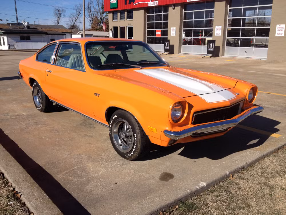 Chevrolet Vega: Cựu giám đốc điều hành General Motors, ông John De Lorean tuyên bố rằng GM đã biết về những thiếu sót của chiếc Chevrolet Vega trước khi chiếc xe này được đưa vào sản xuất, nhưng họ vẫn quyết tâm thực hiện nó. Hậu quả là lớp sơn xe của Chevrolet Vega rất kém, vỏ xe nhanh bị rỉ sét, trong khi động cơ cũng thường gặp trục trặc. Chiếc xe này có chất lượng thấp đến nỗi khiến người dân Mỹ phát chán xe trong nước và bắt đầu chuyển qua mua xe Nhật.