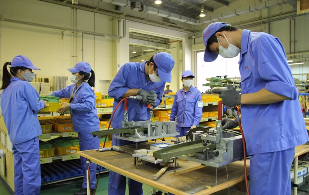 Yêu cầu công đoàn các cấp giám sát chặt chẽ việc trả lương giờ làm thêm cho người lao động.