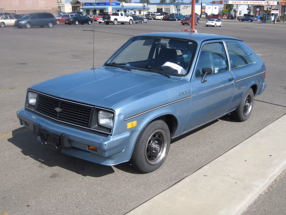 Chevrolet Chevette: Đây là mẫu xe bán rất chạy vào thập niên 70 và 80 với với doanh số 2,8 triệu chiếc được bán ra. Tuy nhiên, mẫu xe này cũng mang nhiều tai tiếng nhất thập niên 70 về sự kém an toàn và lọt vào danh sách 